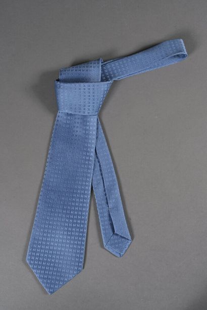 HERMES, Paris. Cravate en soie bleu clair,...