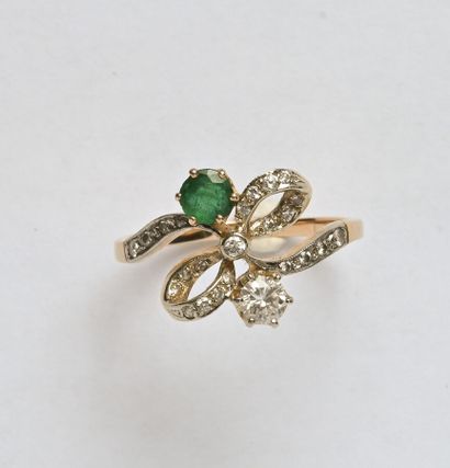 Bague en or 18K (750/oo) de deux tons formant...