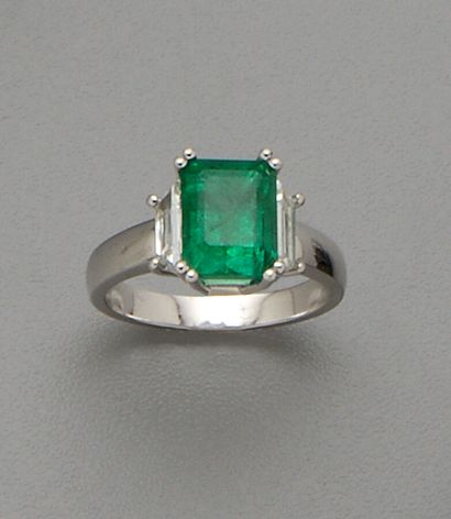 Bague en or gris 18K (750/oo) centrée d'une...