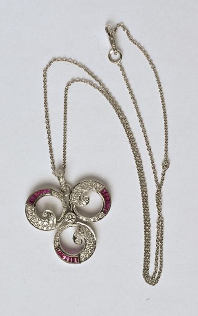 Pendentif trilobé en or gris 18K (750/oo)...
