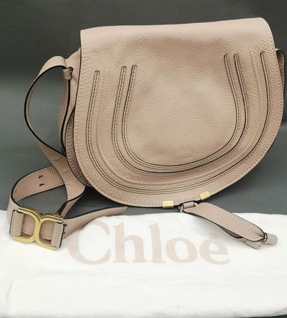 CHLOE. Grand sac besace Marcie en cuir grainé...