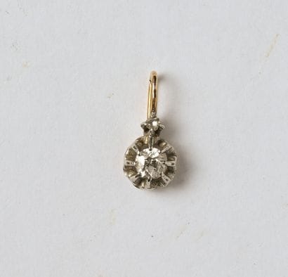 Pendentif en or 18K (750/oo) et platine (850/oo)...