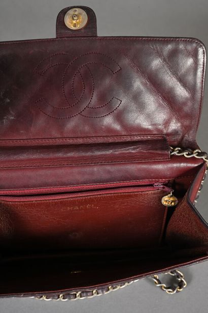 CHANEL Vintage. Clutch bag in quilted burgundy...