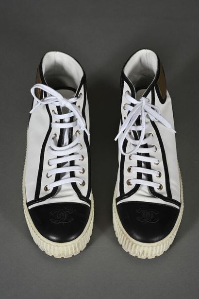 CHANEL. Paire de baskets montantes en cuir...