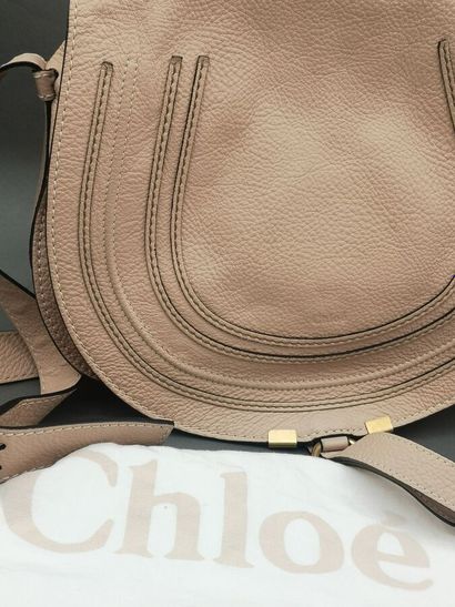 CHLOE. Grand sac besace Marcie en cuir grainé...