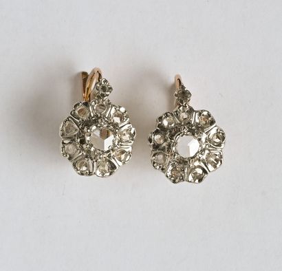 Paire de dormeuses anciennes en or 18K (750/oo)...