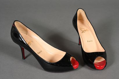 CHRISTIAN LOUBOUTIN. Paire d'escarpins à...