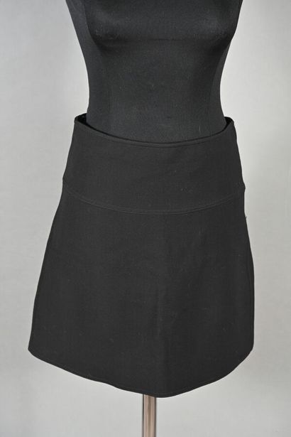 COURREGES. Jupe courte en gabardine de laine...