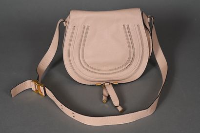 CHLOE. Grand sac besace Marcie en cuir grainé...