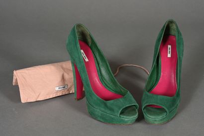 MIU MIU. Paire d'escarpins à bouts ouverts...