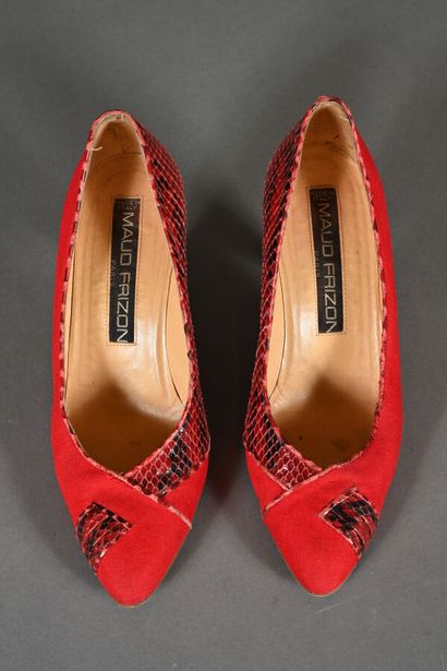 MAUD FRIZON. Paire d'escarpins en toile rouge...