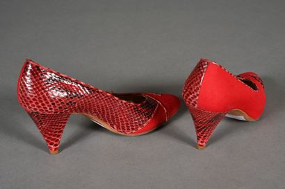 MAUD FRIZON. Paire d'escarpins en toile rouge...