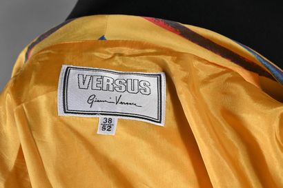 VERSUS GIANNI VERSACE. Chemise et gilet coordonnés...
