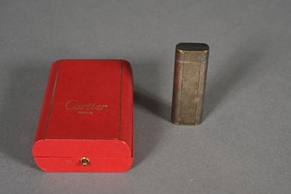 CARTIER. Briquet en métal argenté gravé de...