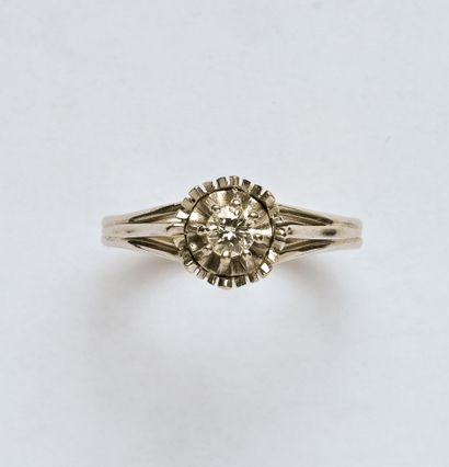 Bague solitaire en or gris 18K (750/oo) et...