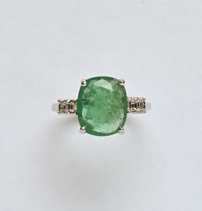 Bague en or gris 18K (750/oo) centrée d'une...