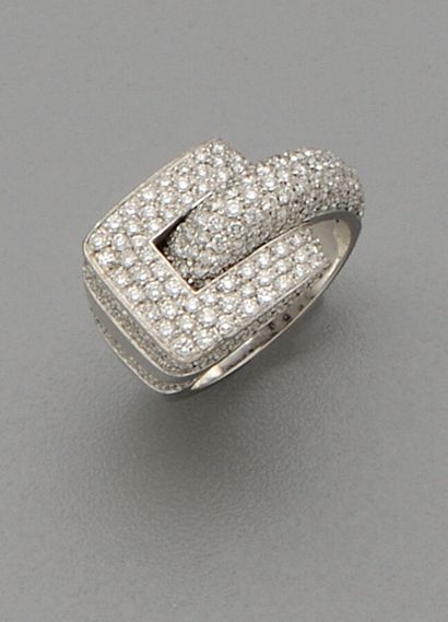 Bague en or gris 18K (750/oo) formant boucle...