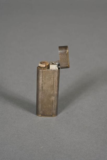CARTIER. Briquet en métal argenté gravé de...