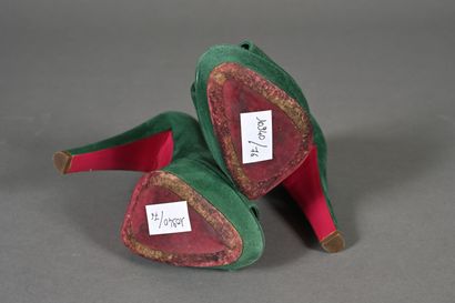 MIU MIU. Paire d'escarpins à bouts ouverts...