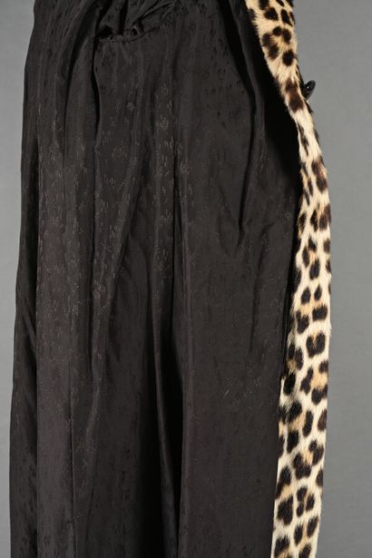 ANONYME Circa 1960. 
Manteau en panthère,...