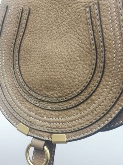 CHLOE. Petit sac besace Marcie en cuir grainé...