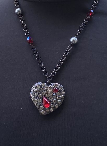 YVES SAINT LAURENT. Pendentif coeur en métal...