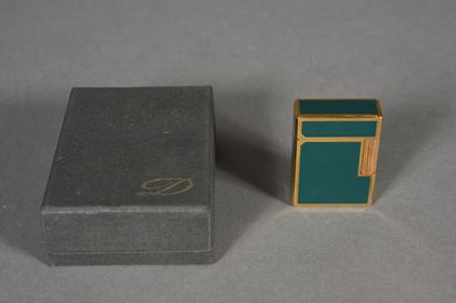 ST DUPONT. Briquet en métal doré émaillé...