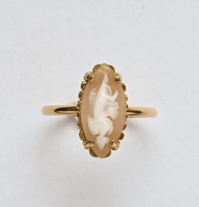 Bague en or jaune 18K (750/oo), le plateau...