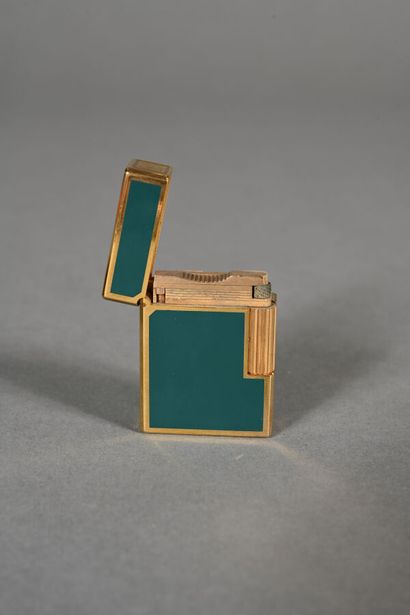 ST DUPONT. Briquet en métal doré émaillé...