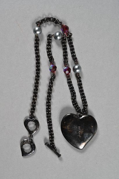 YVES SAINT LAURENT. Pendentif coeur en métal...