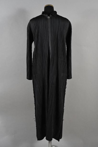 PLEATS PLEASE - Long jacket in black pleated...