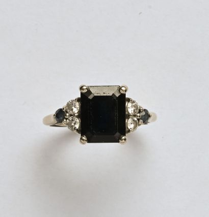 Bague en or gris 18K (750/oo) centrée d'un...