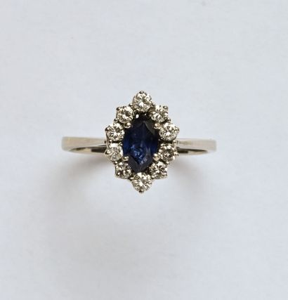 Bague en or gris 18K (750/oo) centrée d'un...
