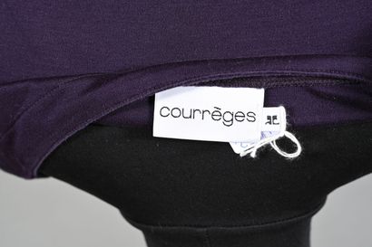 COURREGES. Tee-shirt en coton prune à encolure...