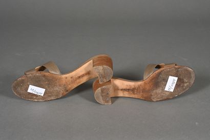 HERMES Paire de mules Oasis en cuir étoupe,...