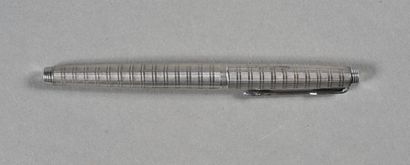 PARKER. Stylo plume en argent guilloché,...