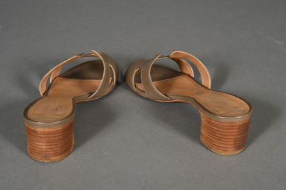 HERMES Paire de mules Oasis en cuir étoupe,...