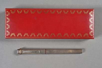 CARTIER. Stylo bille en métal argenté strié...
