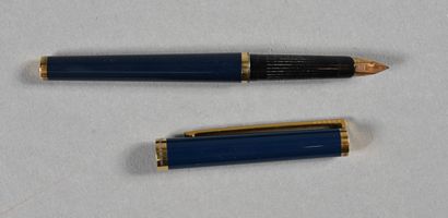 ST. DUPONT. Stylo plume en métal doré et...