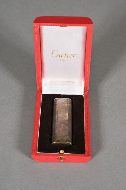 CARTIER. Briquet en métal argenté gravé de...
