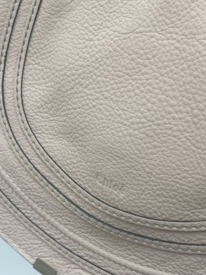 CHLOE. Grand sac besace Marcie en cuir grainé...