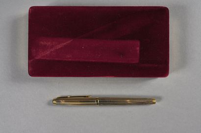 PARKER. Stylo plume en argent partiellement...
