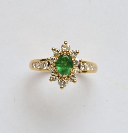 Bague en or jaune 18K (750/oo) centrée d'une...