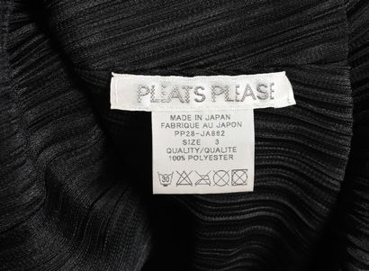 PLEATS PLEASE - Long jacket in black pleated...