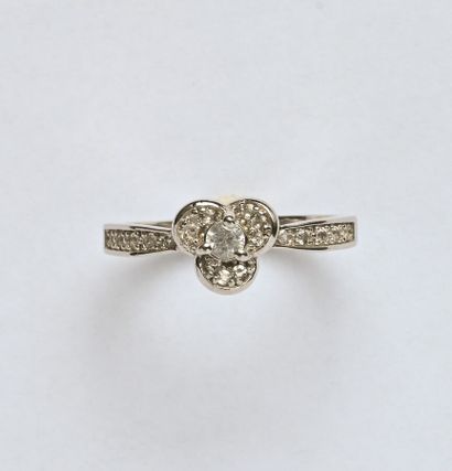 Bague en argent (925/oo) le motif figurant...