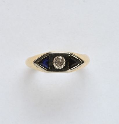 Bague en or 18K (750/oo) de 2 tons centrée...