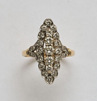 Bague en or 18K (750/oo) de 2 tons, le plateau...