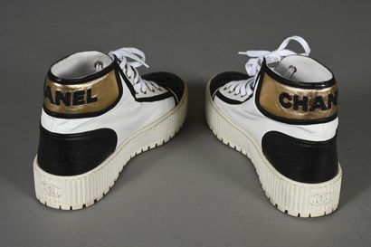 CHANEL. Paire de baskets montantes en cuir...