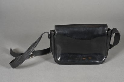 CELINE Vintage. Sac en box noir, fermoir...