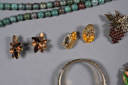 Un fort lot de bijoux fantaisie en métal...